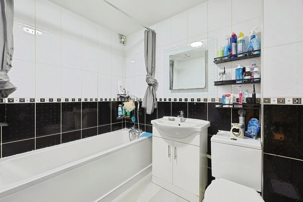 Flat in London, United Kingdom, 82 m² - picture 8