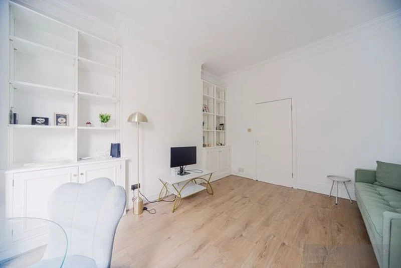 Flat in London, United Kingdom, 47 m² - picture 1