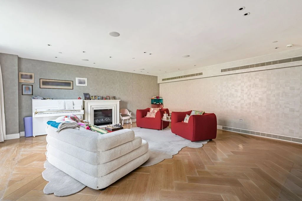 Flat in London, United Kingdom, 227 m² - picture 1