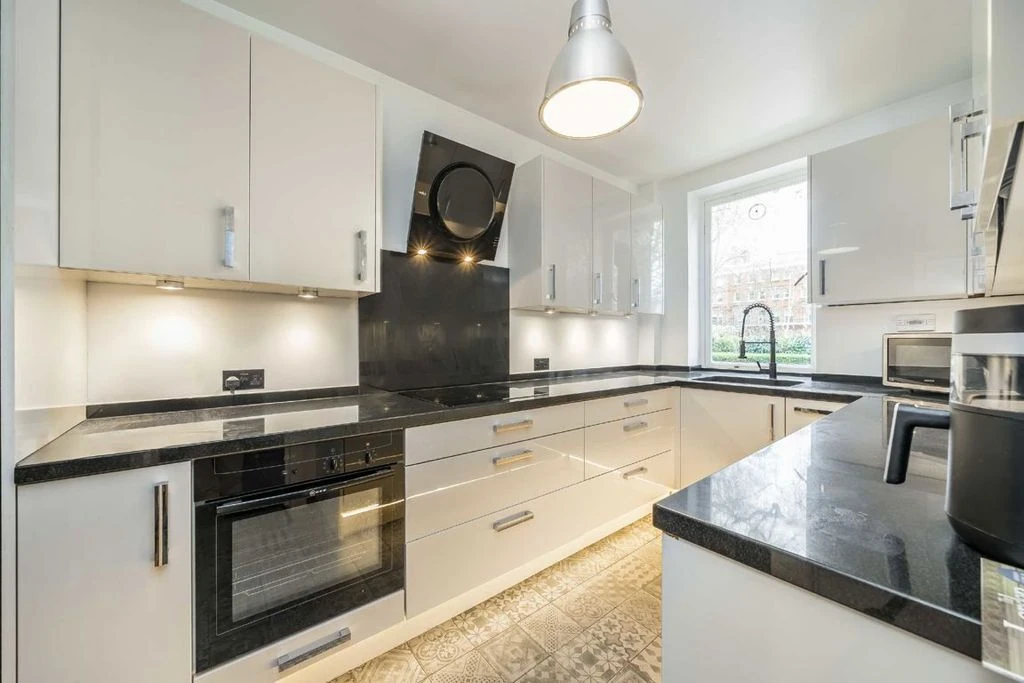 Flat in London, United Kingdom, 137 m² - picture 1
