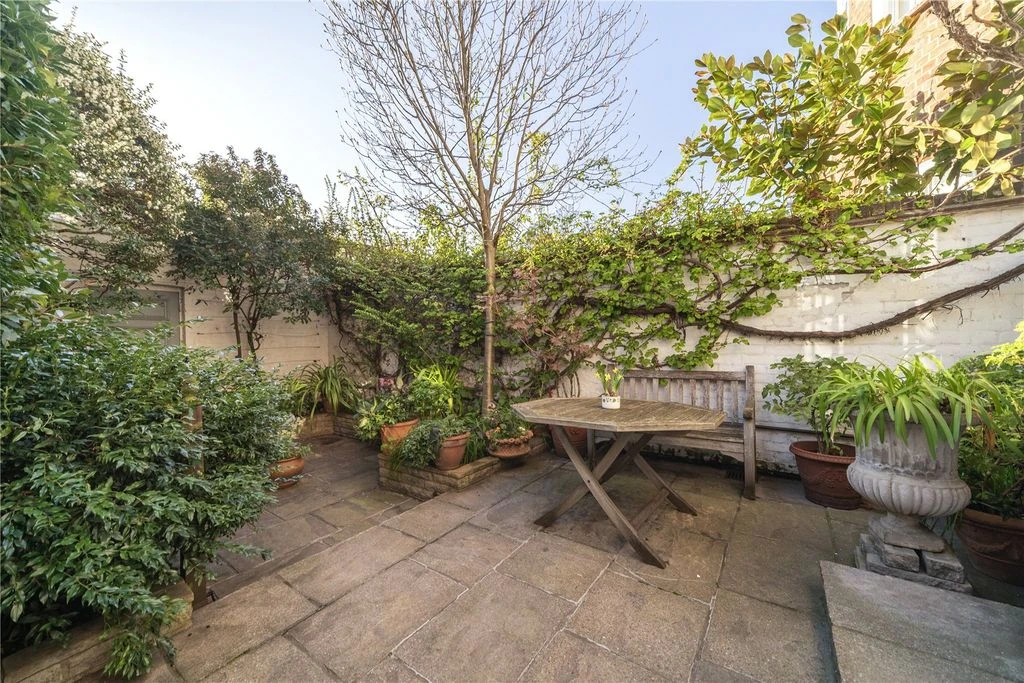 Flat in London, United Kingdom, 448 m² - picture 1