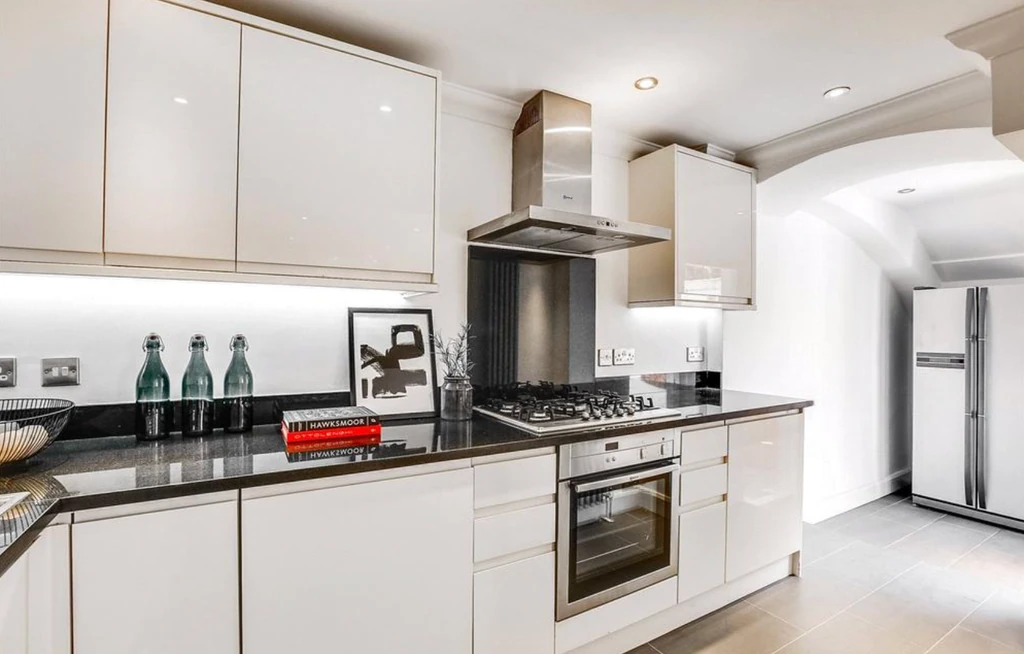 Flat in London, United Kingdom, 106 m² - picture 3