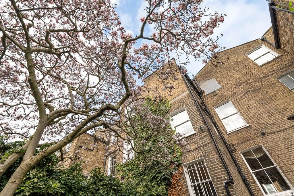 Flat in London, United Kingdom, 213 m² - picture 5