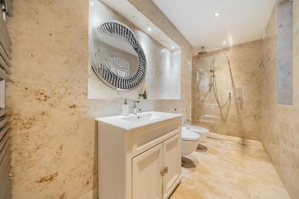 Flat in London, United Kingdom, 107 m² - picture 2