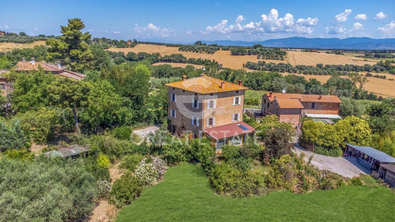 House in Castiglione del Lago, Italy, 457.4 m² - picture 1
