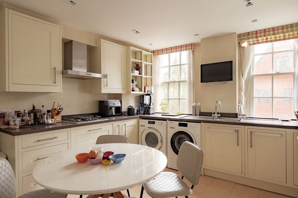 Flat in London, United Kingdom, 124 m² - picture 1