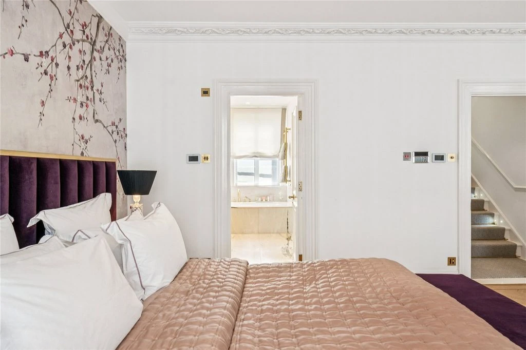 Flat in London, United Kingdom, 259 m² - picture 2