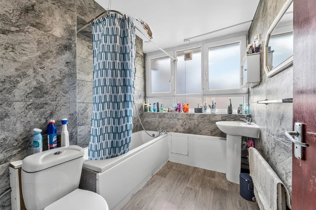 Flat in London, United Kingdom, 88 m² - picture 2