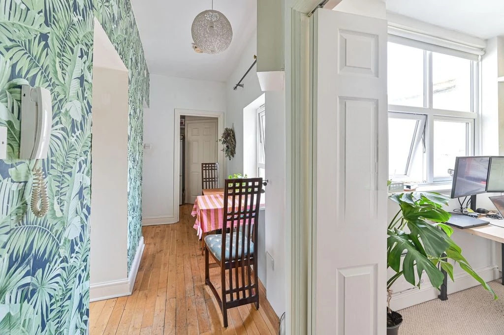 Flat in London, United Kingdom, 44 m² - picture 16