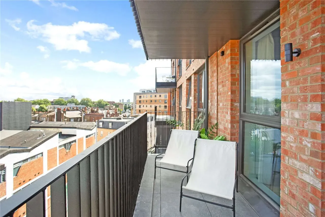 Apartment in London, United Kingdom, 990 m² - picture 1