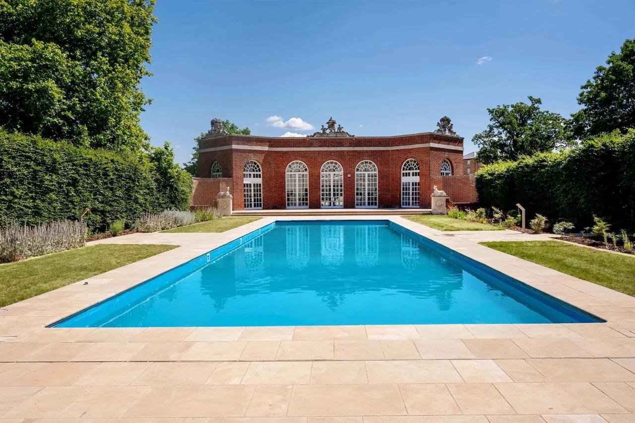 Casa Enfield, Reino Unido, 2 399 m² - imagen 3