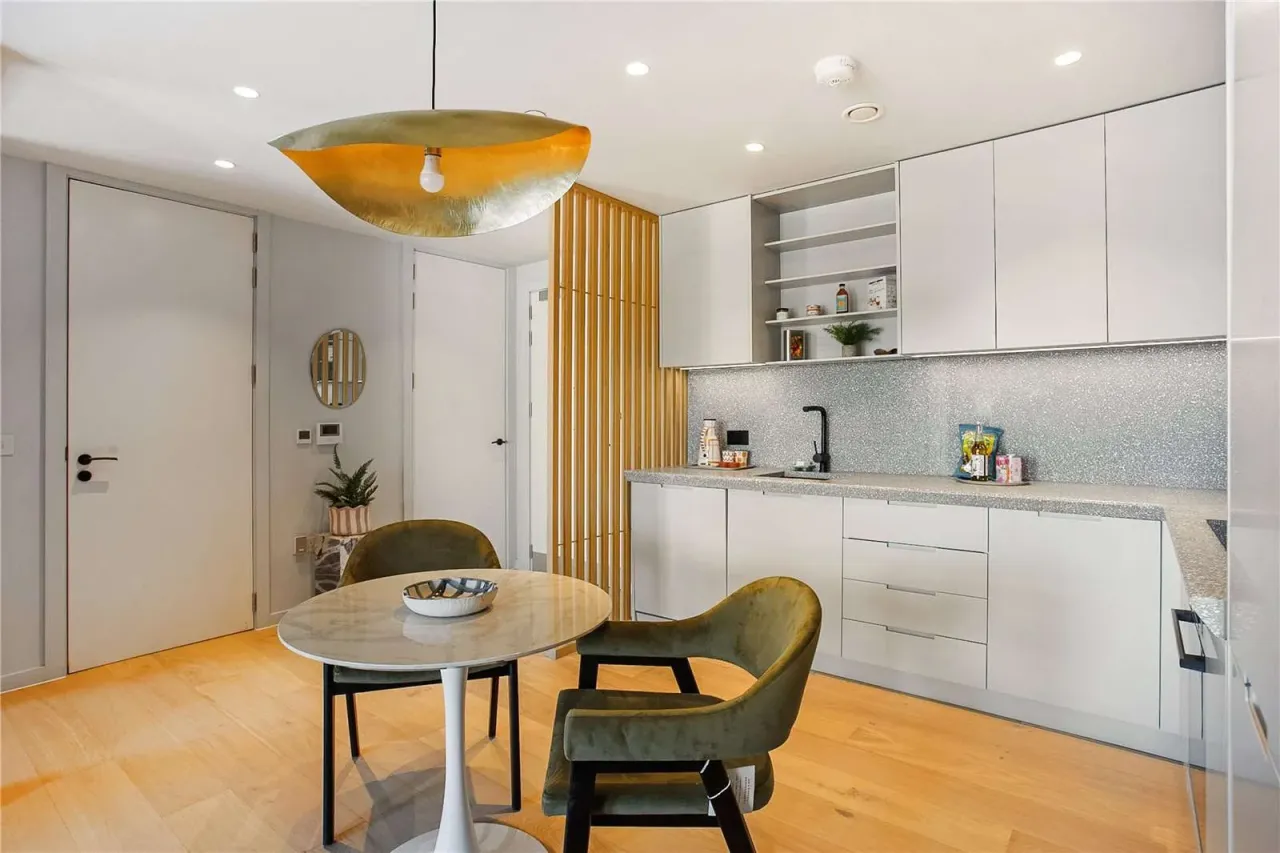Apartment in London, United Kingdom, 990 m² - picture 10