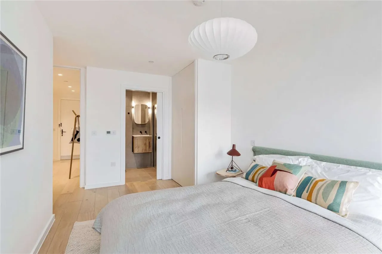 Apartment in London, United Kingdom, 990 m² - picture 13