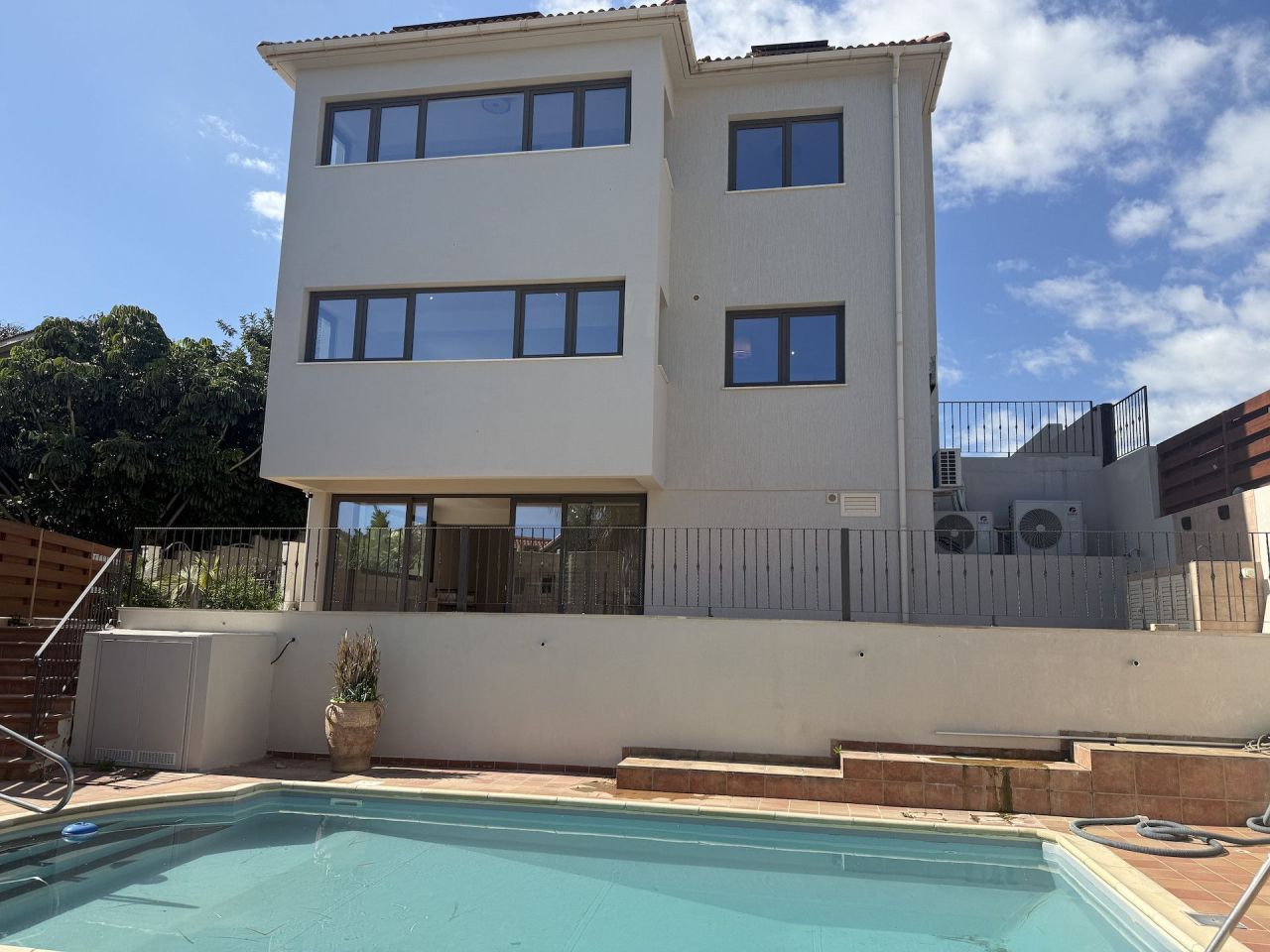 House in Limassol, Cyprus, 300 m² - picture 1