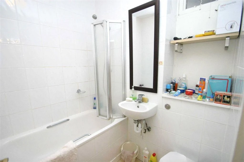 Flat in London, United Kingdom - picture 5
