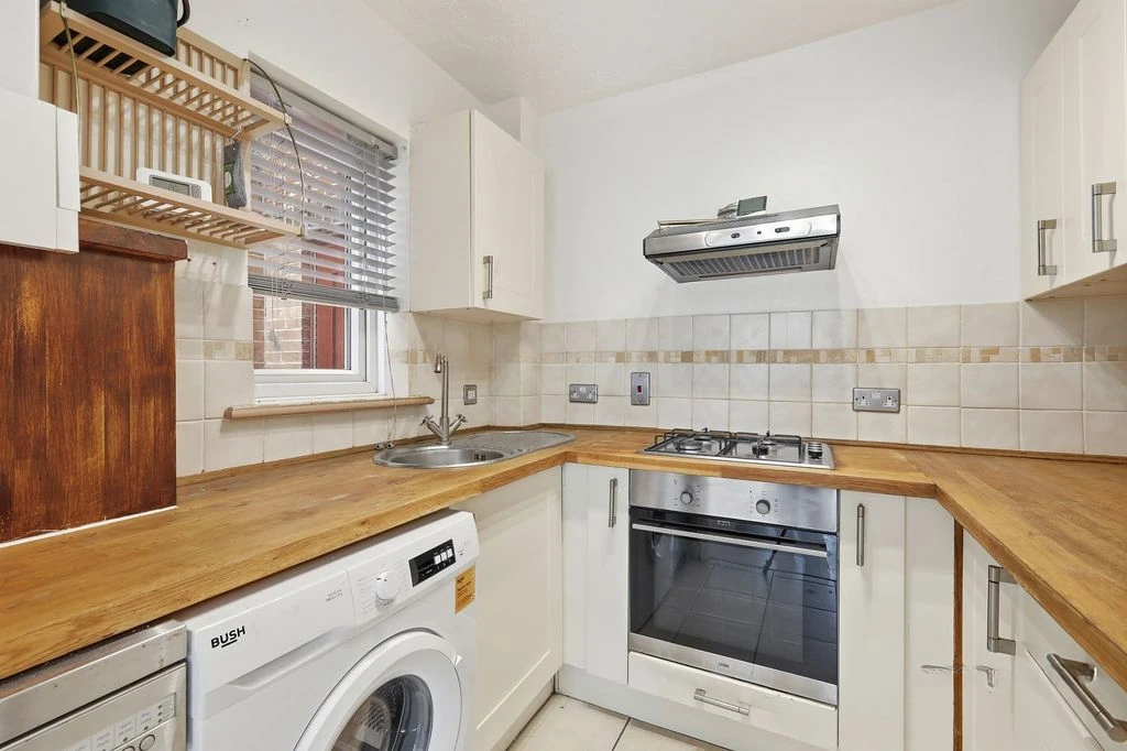 Flat in London, United Kingdom, 42 m² - picture 2