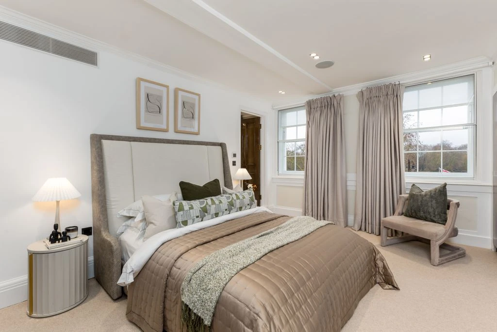 Flat in London, United Kingdom, 743 m² - picture 1