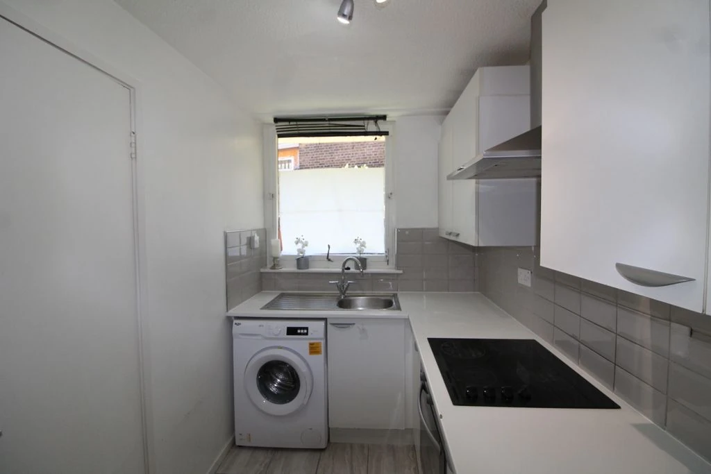 Flat in London, United Kingdom - picture 1
