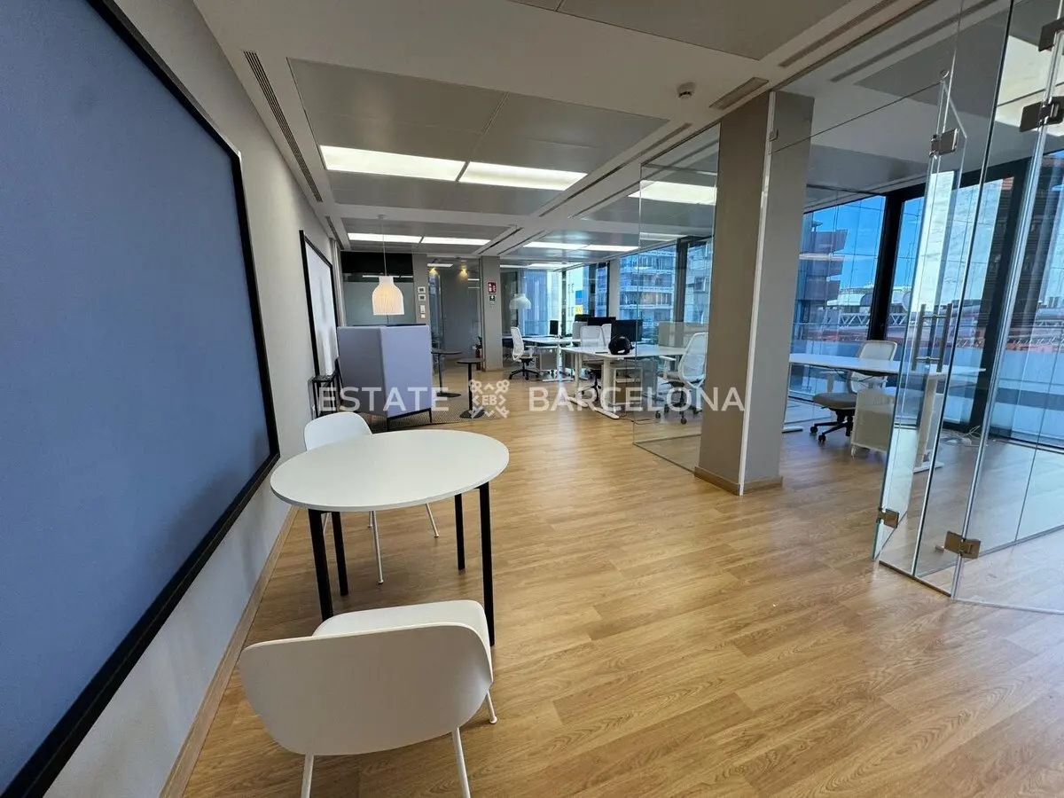 Bureau à Marbella, Espagne, 105 000 m² - image 2