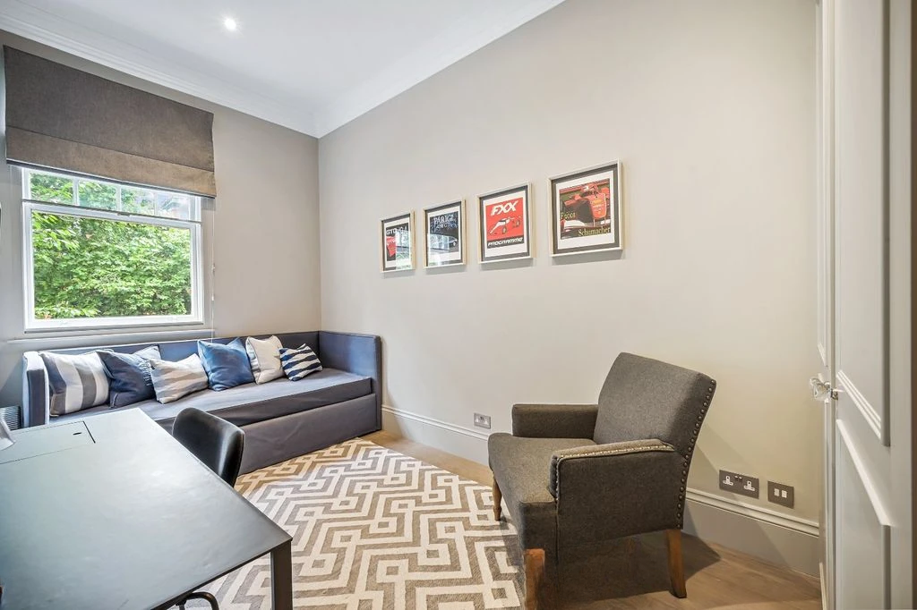 Flat in London, United Kingdom, 79 m² - picture 2