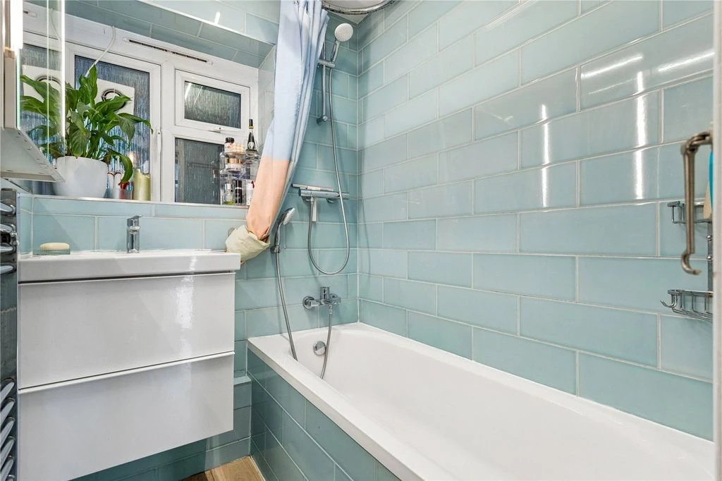 Flat in London, United Kingdom, 47 m² - picture 1