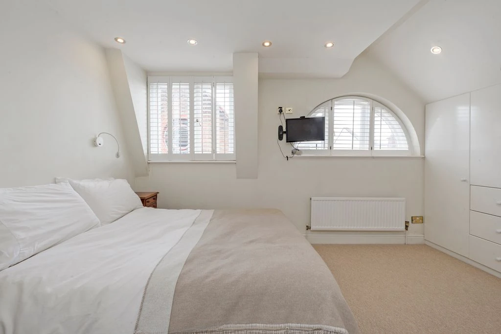 Flat in London, United Kingdom, 181 m² - picture 2