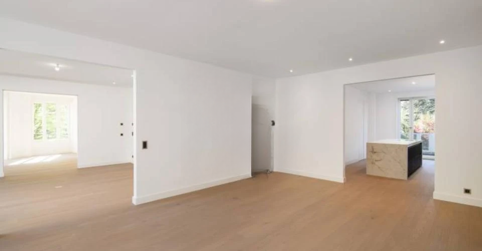 Flat in Geneva, Switzerland, 298 m² - picture 1