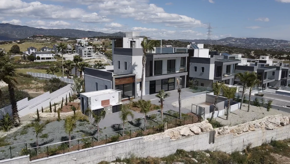 Maison à Parekklisia, Chypre, 450 m² - image 1