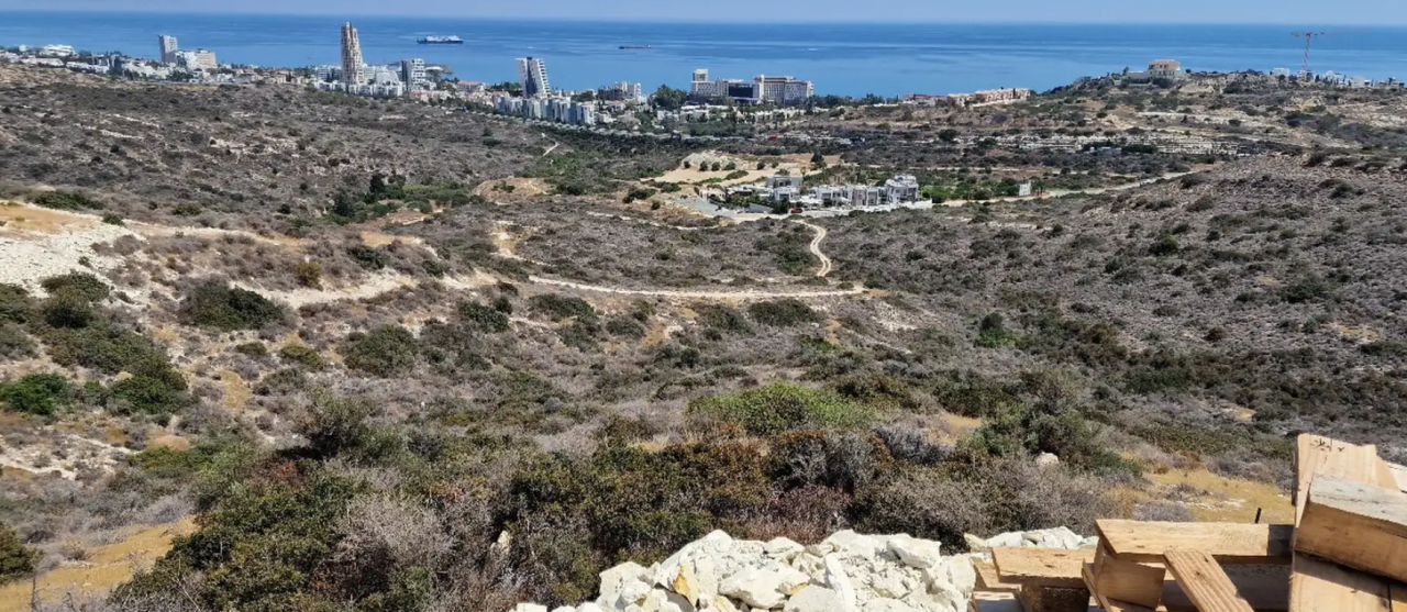 Land in Agios Tychon, Cyprus, 6 439 m² - picture 1