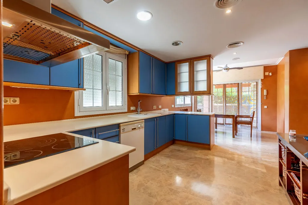 Casa en la Costa Dorada, España, 685 m² - imagen 15