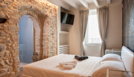 Hotel for 1 600 000 euro in Salo, Italy