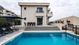 Villa for 1 150 000 euro in Rezevici, Montenegro