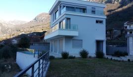 Villa per 630 000 euro a Risan, Montenegro