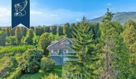 Villa per 2 300 000 euro a Pietrasanta, Italia