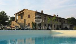 Casa per 2 500 000 euro a Volterra, Italia