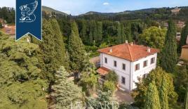 Villa per 2 400 000 euro a Firenze, Italia