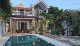 Haus für 750 000 euro in Tivat, Montenegro