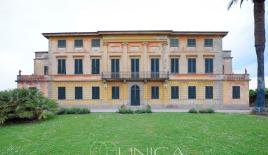 Palazzo per 1 300 000 euro a Lucca, Italia