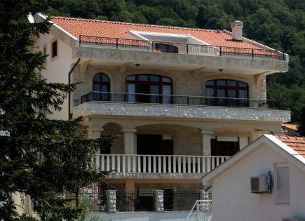 Villa for 2 400 000 euro in Petrovac, Montenegro