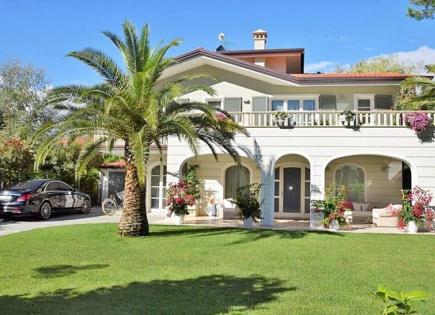 Villa für 2 300 000 euro in Forte dei Marmi, Italien