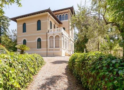 Villa for 1 600 000 euro in Lucca, Italy