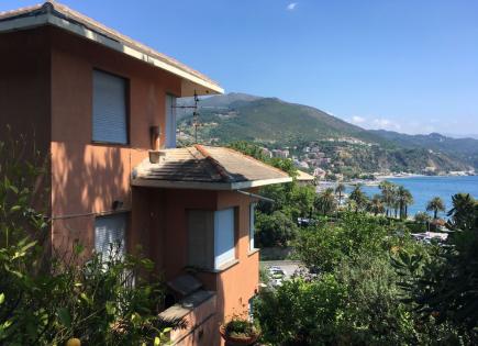Casa per 1 900 000 euro a Genova, Italia