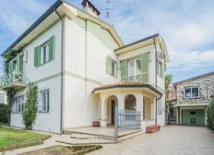 House for 1 100 000 euro in Viareggio, Italy