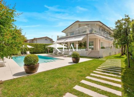 Villa in Forte dei Marmi, Italy (price on request)