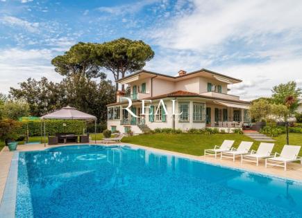 Villa in Forte dei Marmi, Italy (price on request)