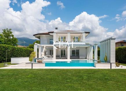 Villa in Forte dei Marmi, Italy (price on request)