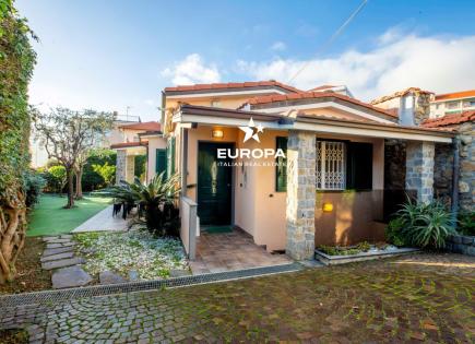 Villa per 950 000 euro a San Remo, Italia