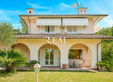 Villa for 20 000 euro per month in Forte dei Marmi, Italy