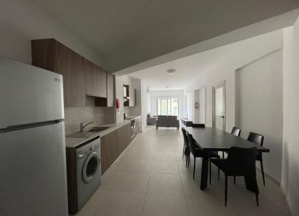 Apartamento para 1 500 euro por mes en la playa de Finikoudes, Chipre