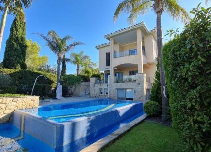 House for 2 100 000 euro in Latchi, Cyprus